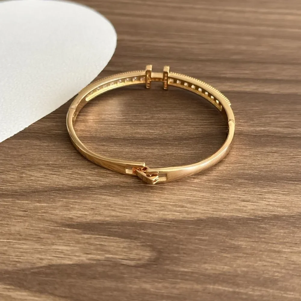 Elegant Gold Bracelet with Crystal Accents Q239